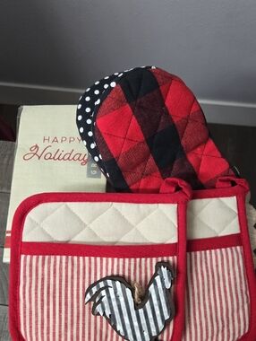 Red Buffalo Plaid Oven Mitt and Red-Trimmed Pot Holders Set